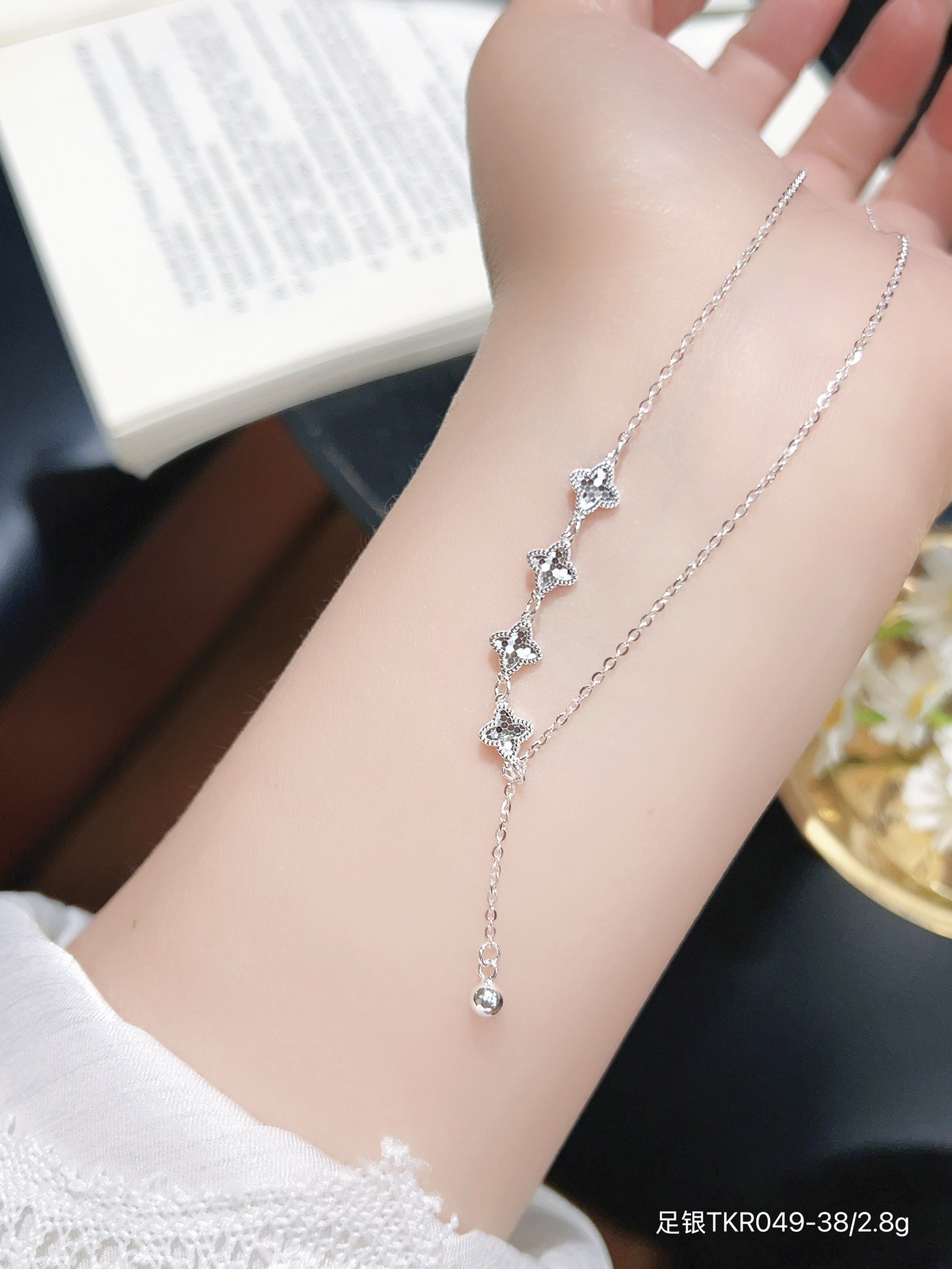 S999 plata esterlina mariposa flange collar de cuatro hojas diseño de nicho femenino de alta calidad lujo ligero cadena de clavícula para regalar a su novia