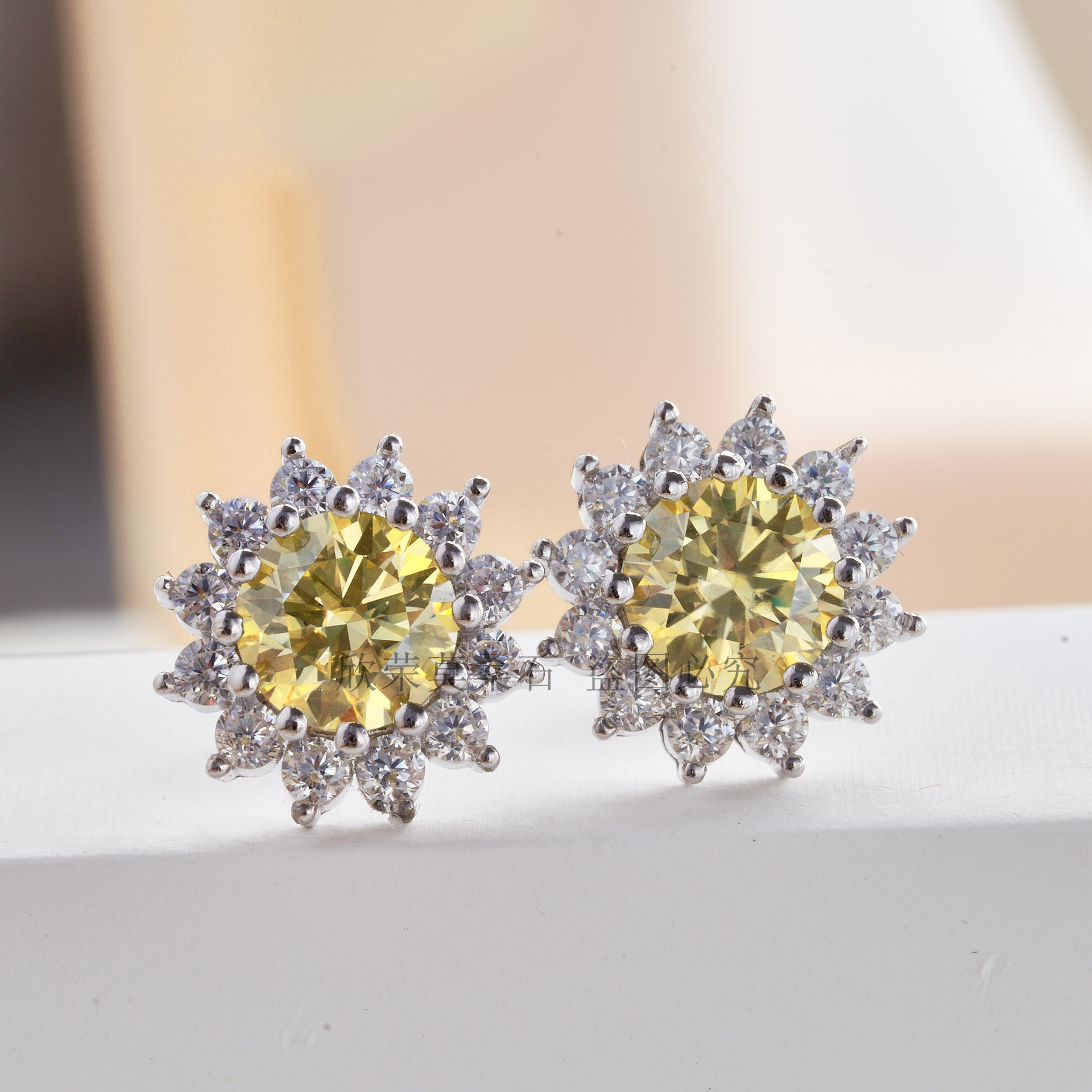 1CTX2 pernos de piedra de moissanita amarillo limón con certificado GRA cabeza de toro pernos de piedra de moissanita se pueden medir con un bolígrafo de plata S925