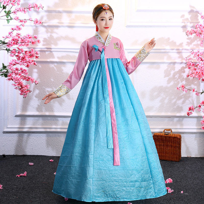 핑크 코트 + 블루 스커트 (플리츠 스타일)