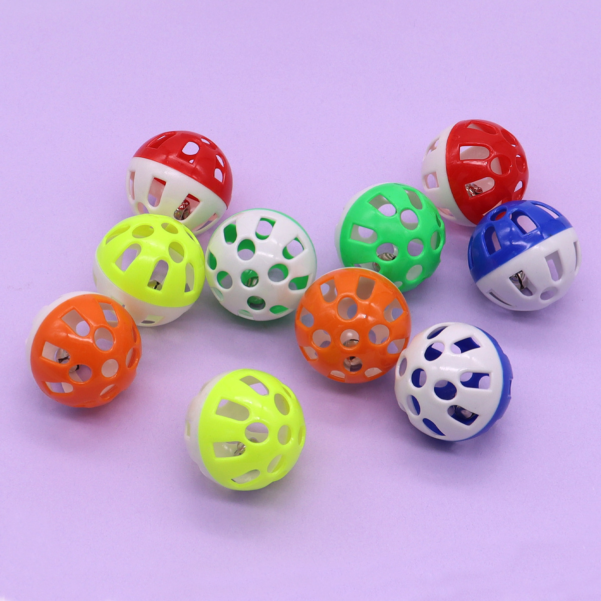 Juguetes para gatos domésticos para aliviar el aburrimiento Bola de campana hueca Juguetes para gatos con sonido Productos para mascotas Auto-Hi Bola de juguetes para gatos al por mayor