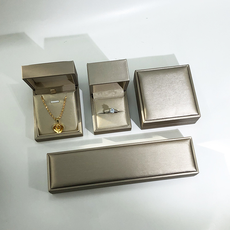 31g Weight Pendant Necklace, Rings, Necklace, Jewelry Boxes Classification 1 Piece Quantity Festival Occasion Pu Leather Material Bag, Box, Solid Color Pattern Simple Style Style Brushed Craft 1 Piece Pu Leather Simple Style Festival Bag Box Solid Color Pendant Necklace Rings Necklace 9
