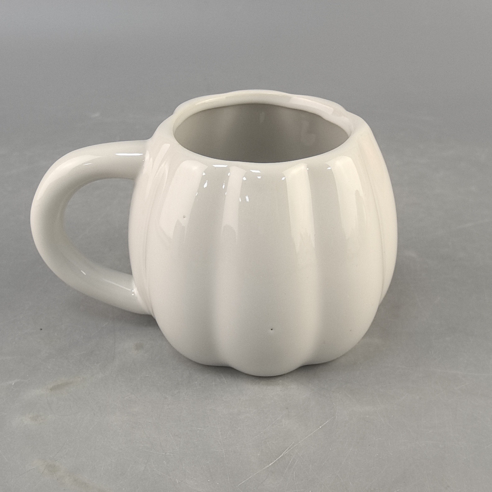 Fábrica al por mayor de tazas de cerámica de Halloween en forma de calabaza taza de agua LOGO taza de café de cerámica