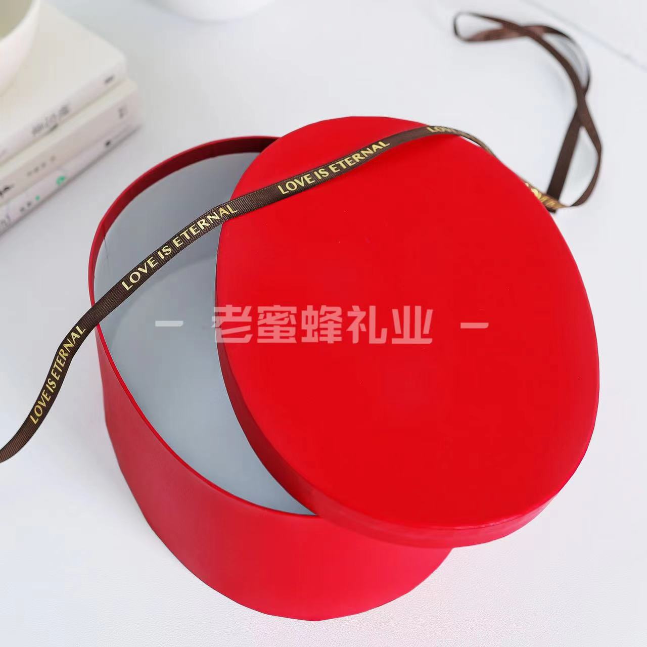 Красная овальная подарочная коробка размера XL (24*18,8*10,2 см); в комплект не входят другие аксессуары. Для получения нескольких товаров, пожалуйста, свяжитесь со службой поддержки клиентов, чтобы проверить стоимость доставки.