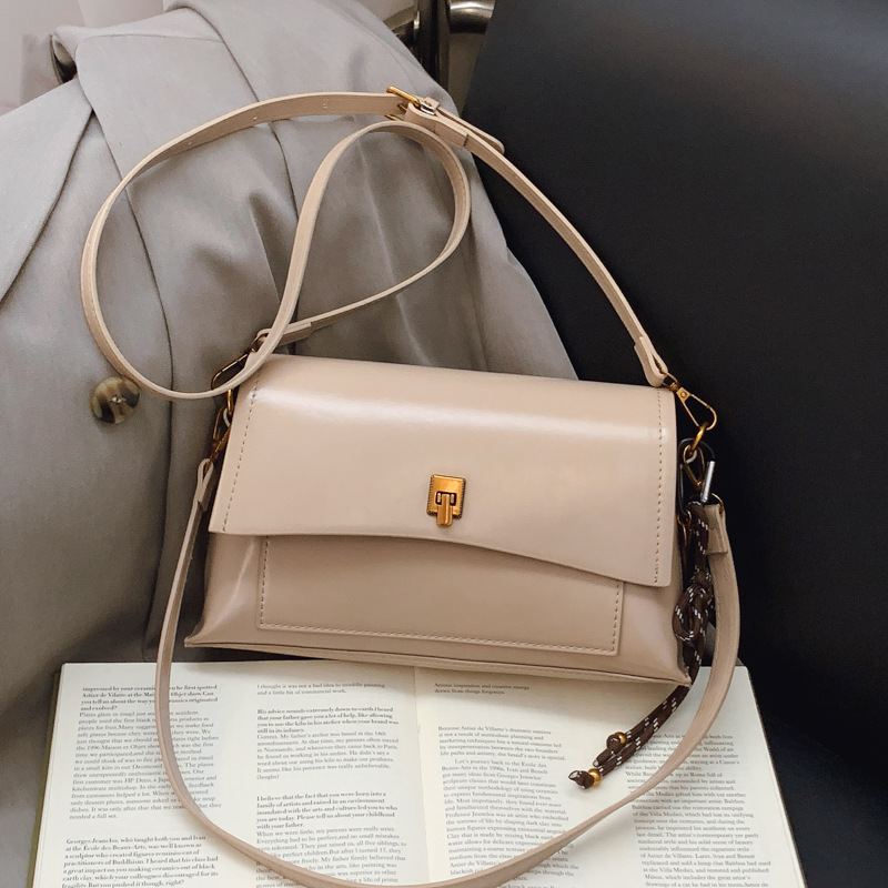 Bolso de axila de cuero de cera de aceite retro de alta gama para mujer 2025 nuevo bolso cuadrado pequeño de un solo hombro de moda simple de cercanías