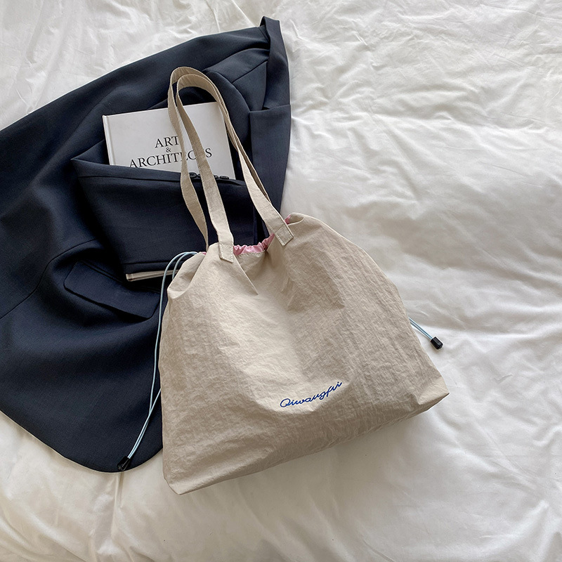 Coreano in tide bolsa de ocio de gran capacidad para mujeres 2025 primavera y verano nuevo estilo de moda bolso de nylon