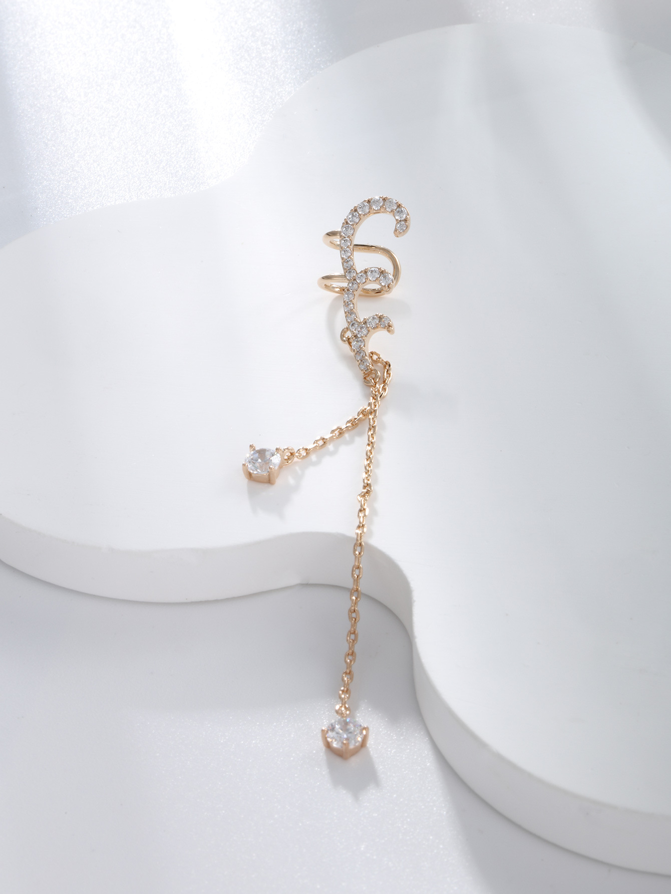 Joyería de xupe 18K chapado en oro de aleación con incrustaciones de circonio pendientes largos de borla solo clip de oreja temperamento de moda clip de hueso de oreja