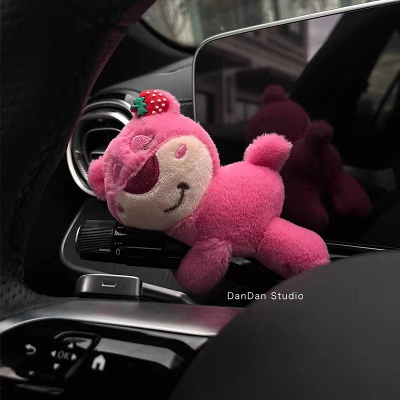 Strawberry Bear Gear muñeca volante decoración luces de dirección percha muñeca manejo de automóviles decoración interior