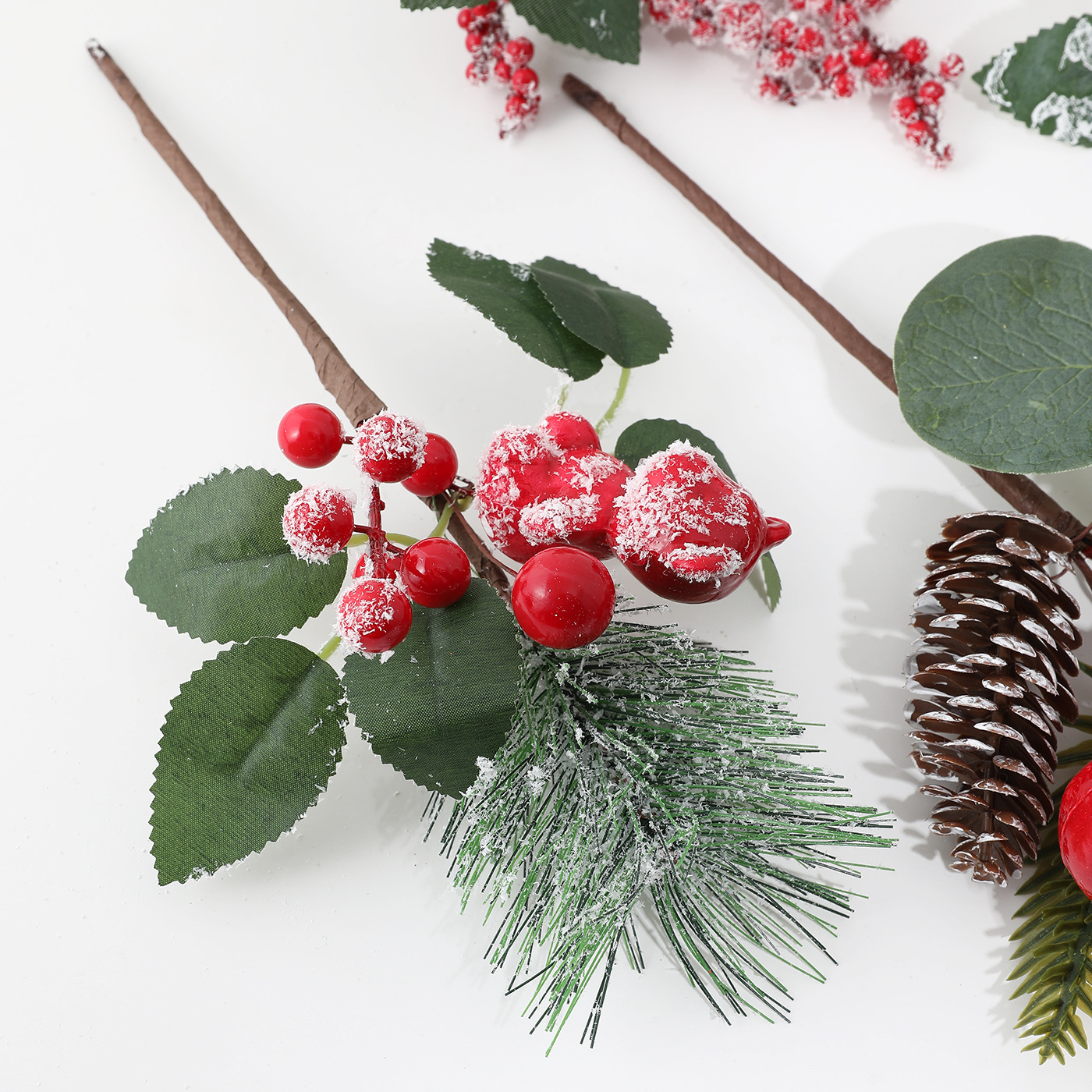 Nuevo transfronterizo de imitación verde con nieve pinos rojos pinos pinos pinos decoración de hojas de lujo diseño de decoración del hogar