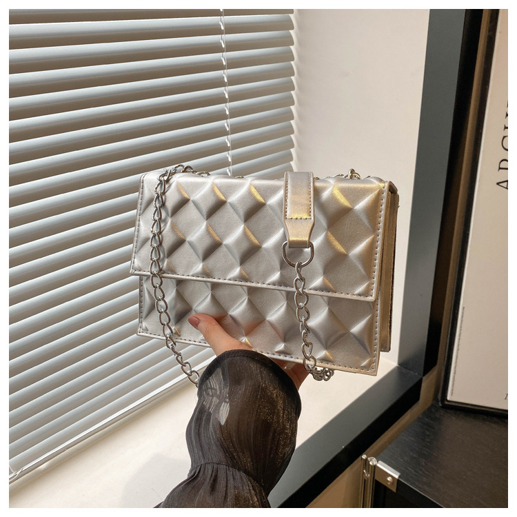 The 2024 autumn new embossed diamond-shaped single-shoulder crossbody bag with a chain design is a niche, fashionable, simple and retro small square bag undefined