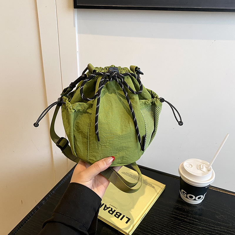 ニッチデザインのナイロン巾着クロスボディバッグ、新しいアウトドアスポーツとレジャーショルダーバッグ、ファッショナブルで多用途なバケットバッグ|undefined