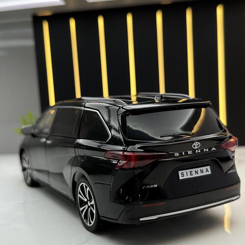 Zhiguan alloy car model 1:24 Senna business car pull back sound light toy car music model ornaments collection