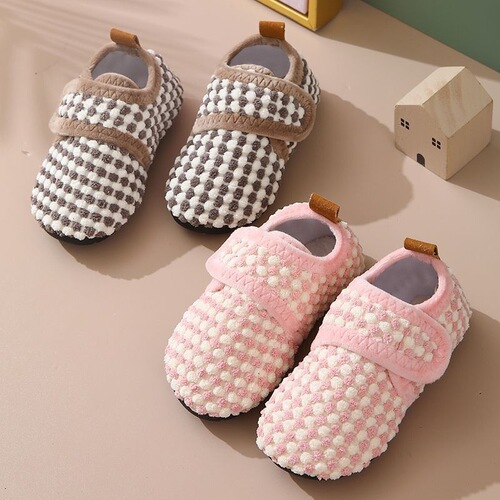 Kindergarten indoor shoes for autumn and winter new Velcro fur shoes for home floor insulation, warmth, mute early education and anti-slip