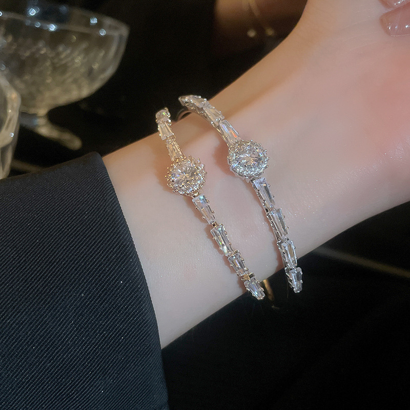 Estilo de lujo ligero diamante-incrustado ZIRCON redondo geométrico pulsera abierta personalidad de moda exquisito temperamento pulsera de alto grado para las mujeres