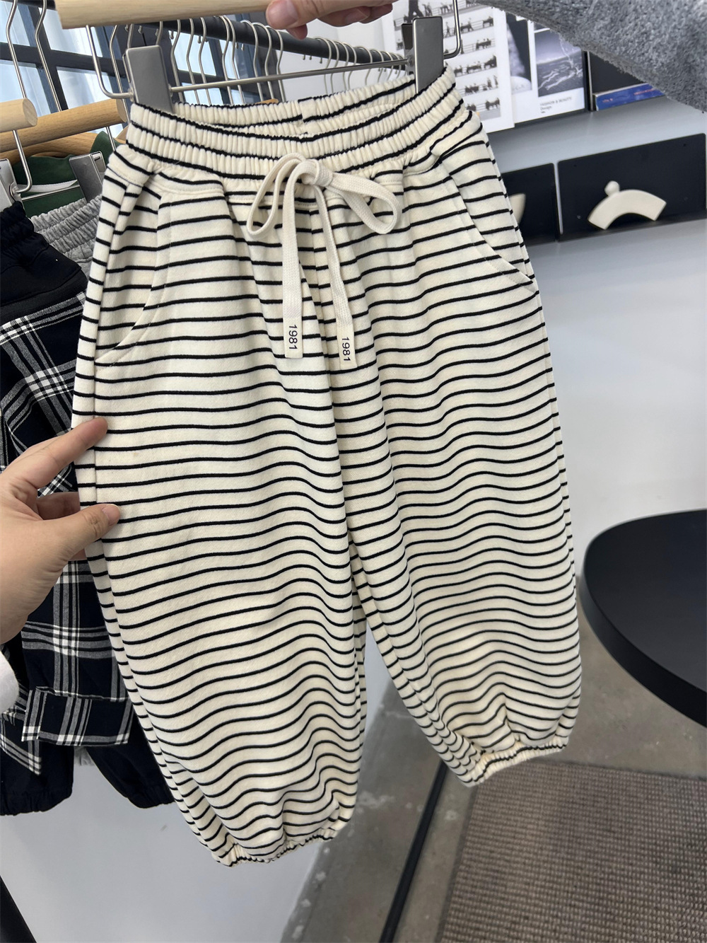 Primavera alla moda per ragazzi e ragazze sanitari 2024 per bambini versatili americani pigri leggings pantaloni sportivi a righe_voghion.com