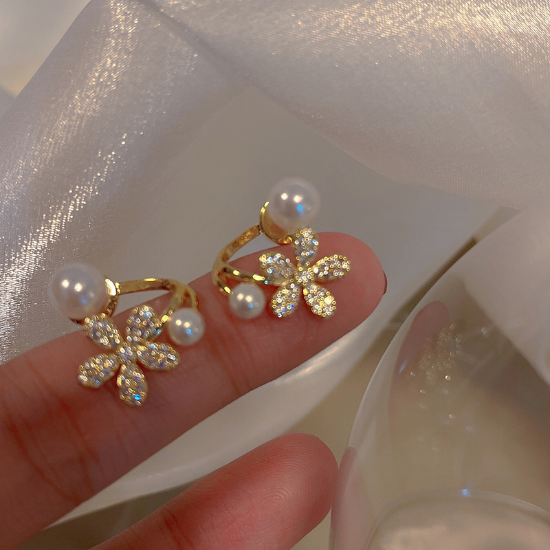 Ear Studs Classification 1 Pair Quantity Daily Occasion 1 Pair Sweet Flower Alloy Plating Inlay Artificial Pearls Rhinestones Women's Ear Studs