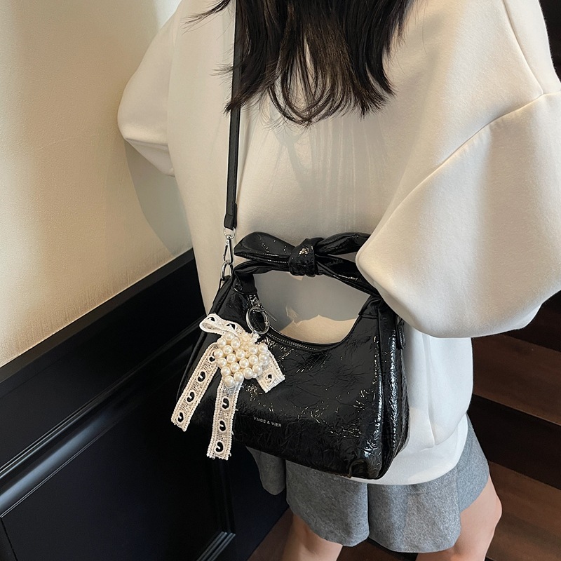 Bolso de alta calidad con textura 2025 verano nuevo estilo bolso femenino moda patrón de agarre de mano bolso de mensajero con letras de todo fósforo