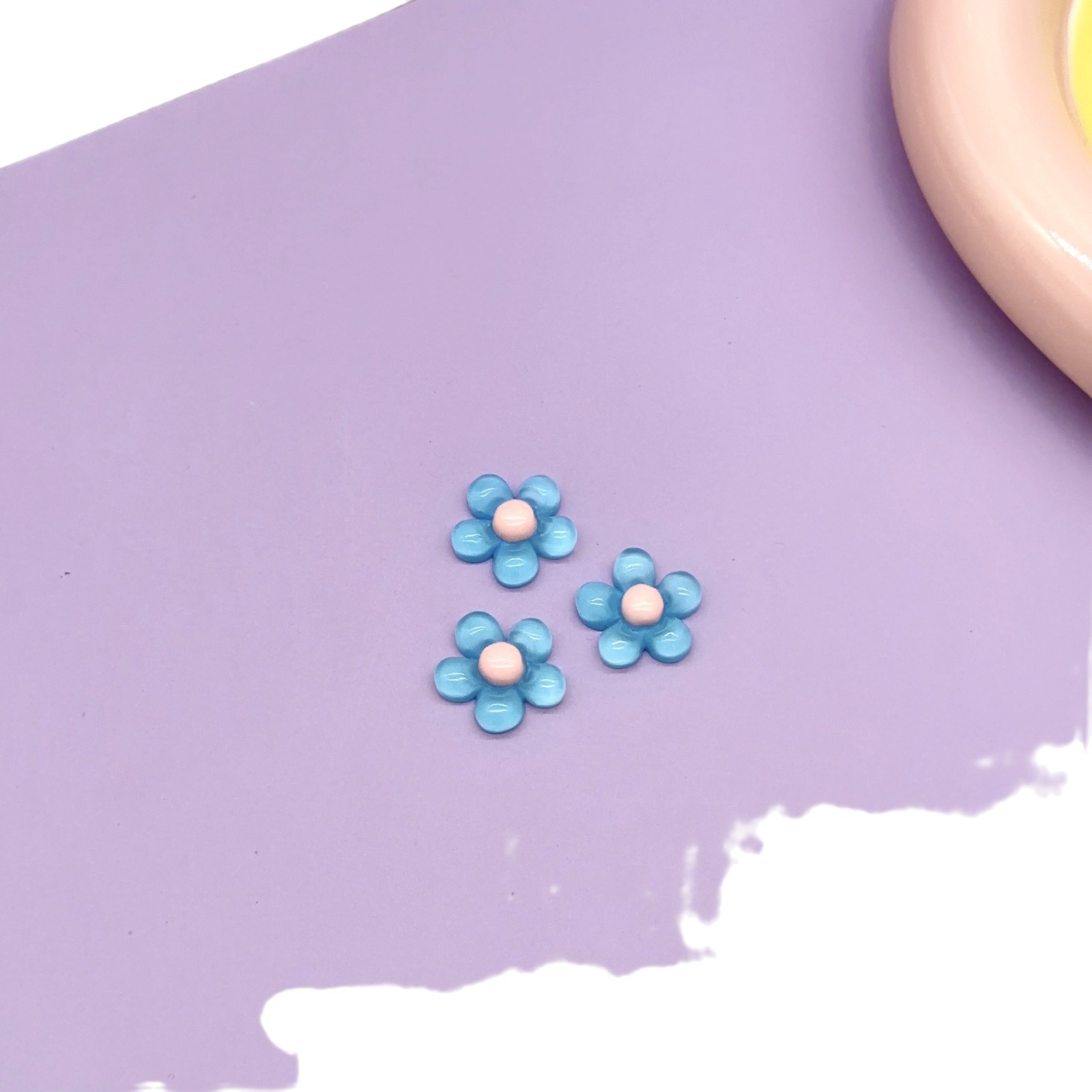 Resina a través del hielo accesorios de flores accesorios de caja de teléfono móvil DIY accesorios de pegamento de crema al por mayor taza de agua agujero agujero hebilla de zapatos