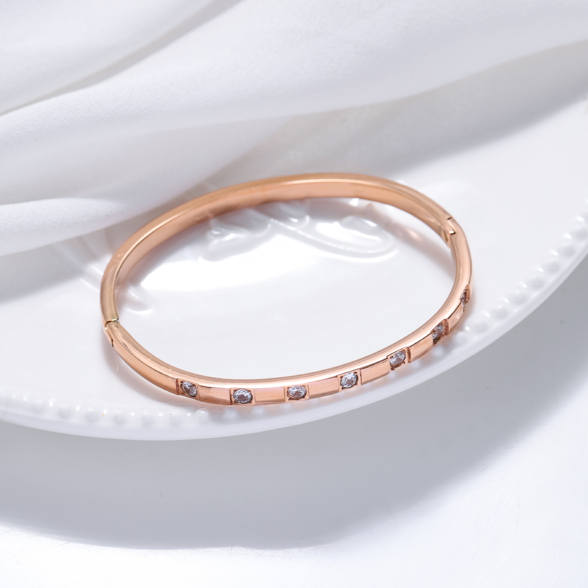 Pulsera de titanio y acero para mujer, diseño moderno y sencillo, pulsera de lujo que no se desvanece, venta al por mayor en stock.