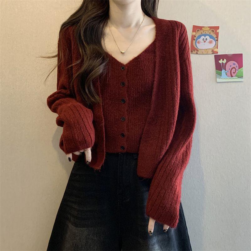 Red short sweater cardigan for women, knitted vest two-piece set, 2026 Year of the Snake cardigan, spring top coat Red short sweater cardigan for women, knitted vest two-piece set, 2026 Year of the Snake cardigan, spring top coat