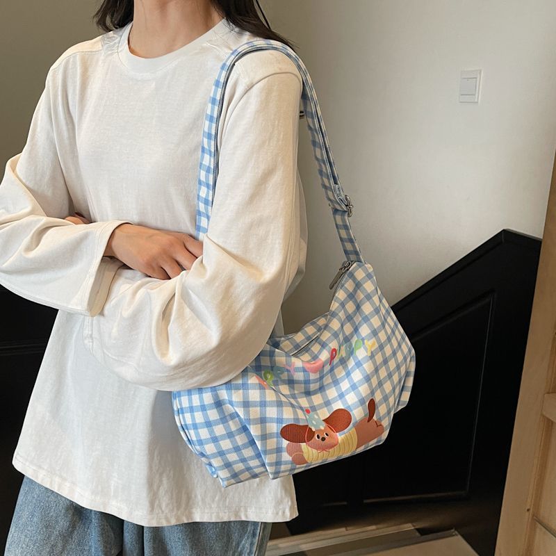 New cute Dachshund box checkered single-shoulder bag for girls, cartoon crossbody canvas bag for girls, and commuting bag for girls' classes Application Scenario