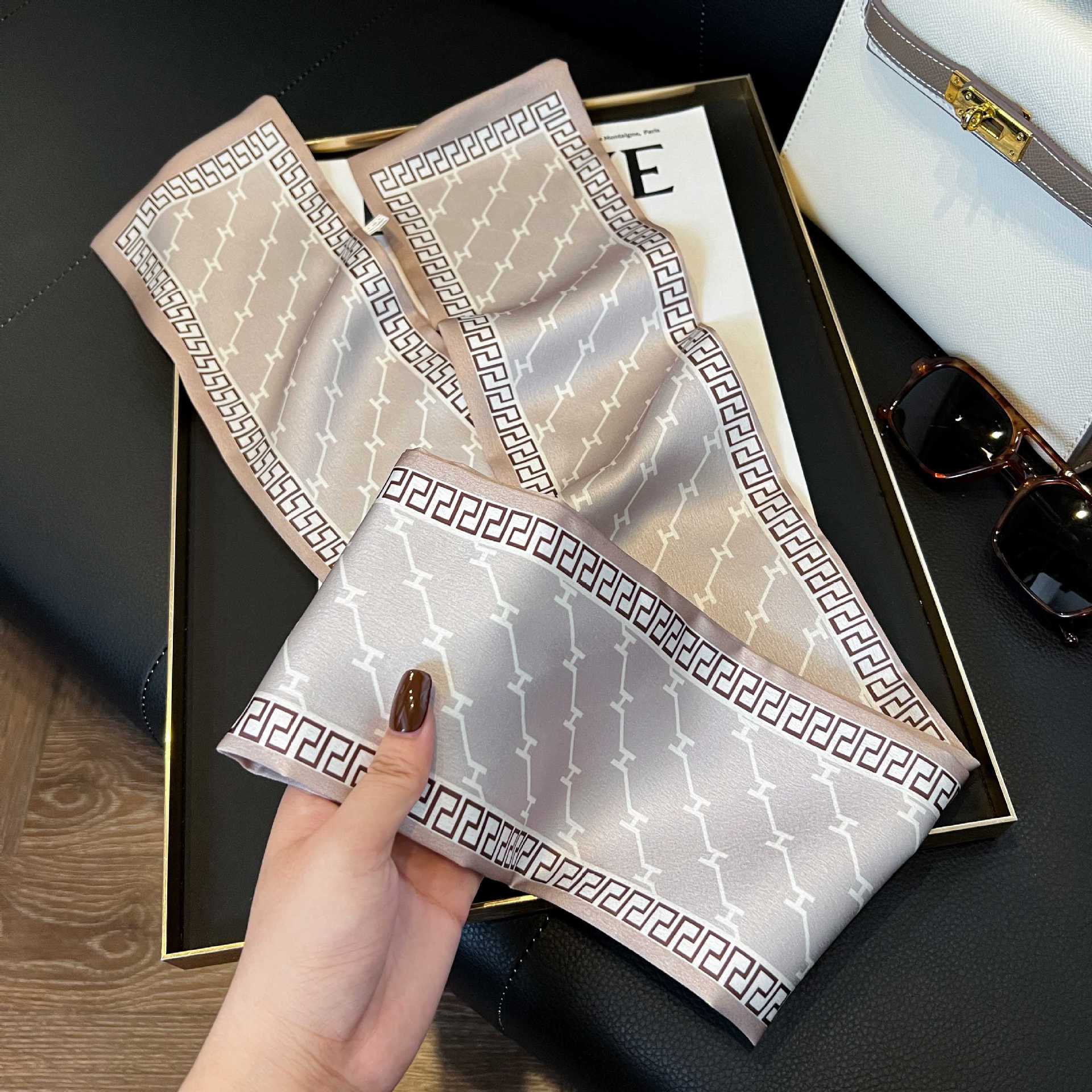 Nueva bufanda de seda pequeña banda larga estrecha para el cabello mujer estilo primavera y otoño moda madre bufanda estilo verano estilo fino serpentina bufanda al por mayor