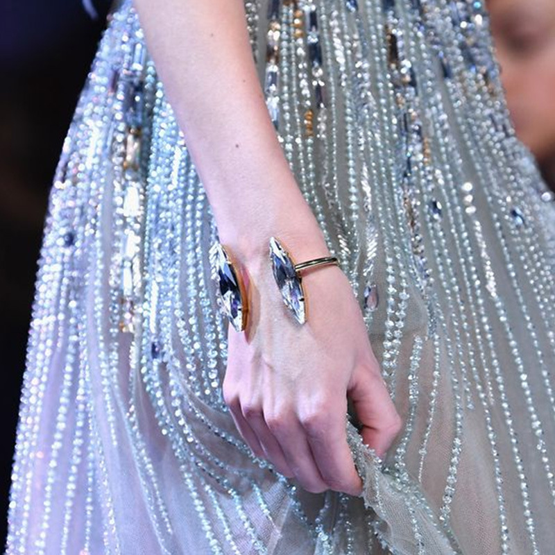 Diseño de brazalete de metal transfronterizo, brazalete de diamantes de ojo de caballo, accesorios simples para mujeres.