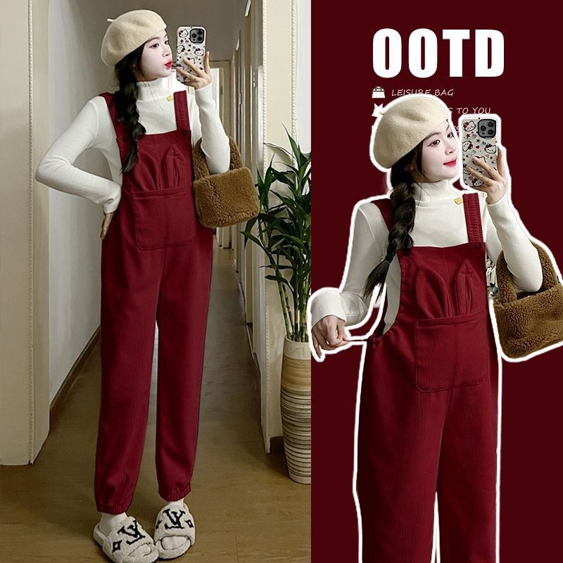Quần yếm đỏ + áo len trắng (bộ đồ) / M