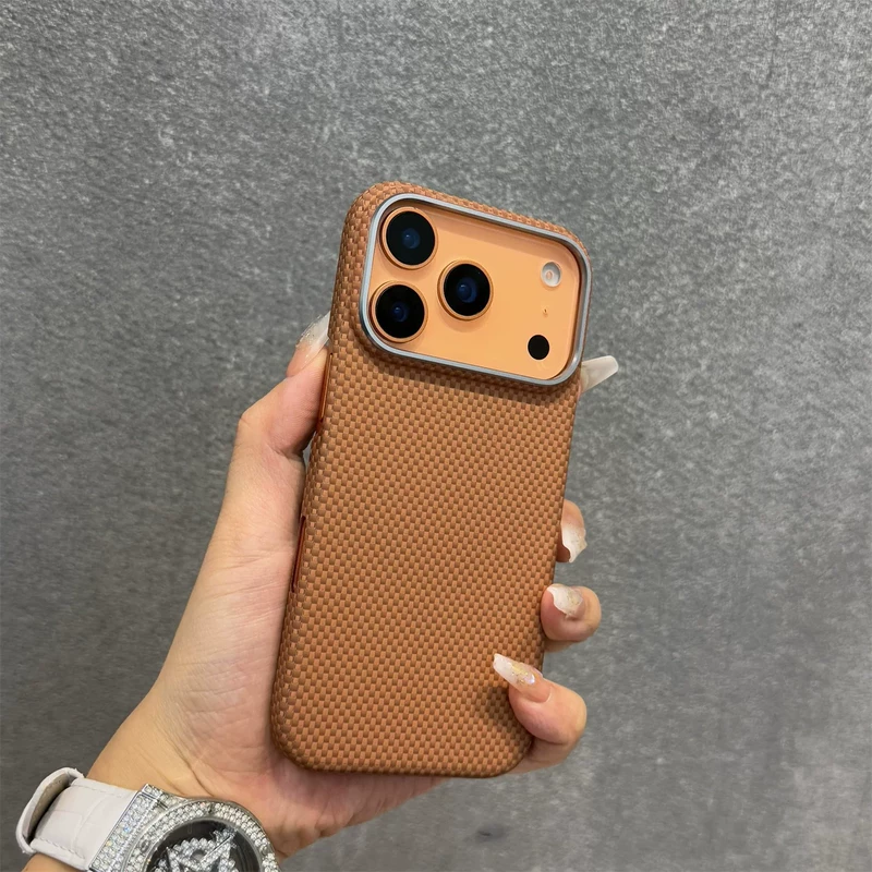 Чехол для iPhone 17 с металлической защитой камеры кевларовый узор тонкий магнитный