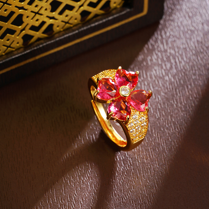 Anillo de oro de arena vietnamita antiguo, anillo de flores de cuatro hojas de amor, joyas de mano de lujo ligero y lujoso.