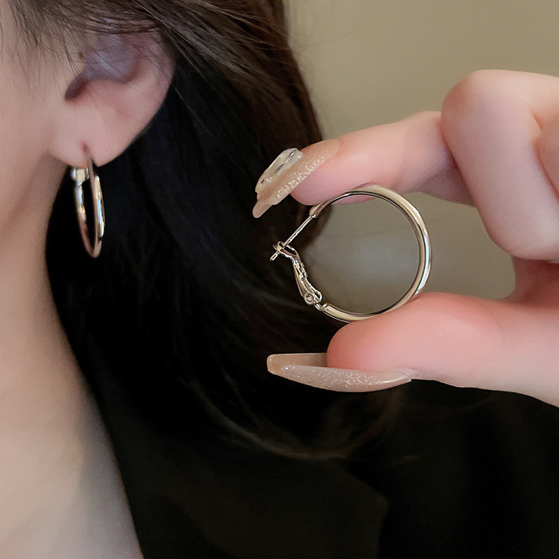 Pendientes ovalados simples de aguja de plata Pendientes de tendencia de personalidad transfronteriza europea y americana Pendientes de diseño de todo fósforo de nicho al por mayor