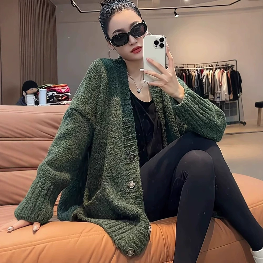 Европейская станция 2025 Осень/Зима Новая мода Универсальный свободный утягивающий свитер средней длины Толстый ленивый вязаный жакет.