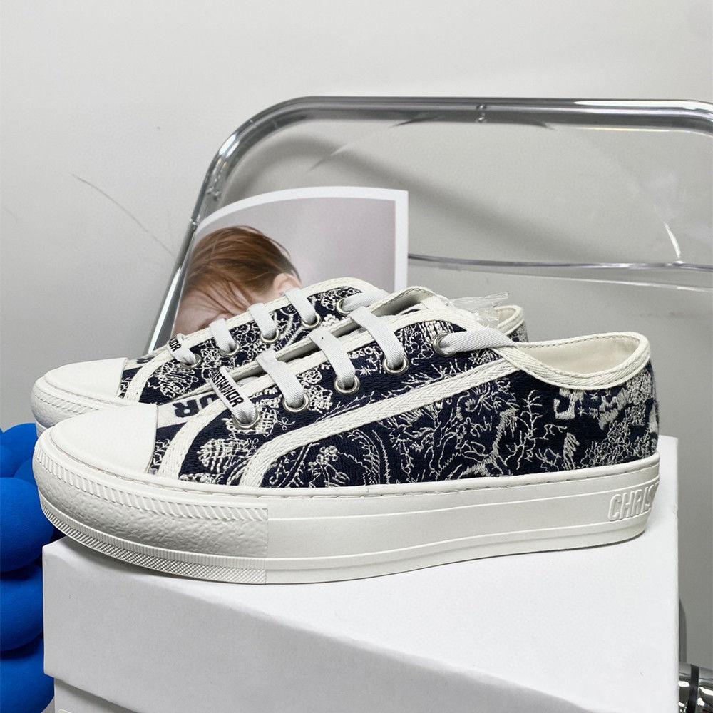 Hong Kong retro primavera y verano nuevo D casa gruesa zapatos de lona bordados 2025 letras correa de zapatos de plantilla universal para mujeres