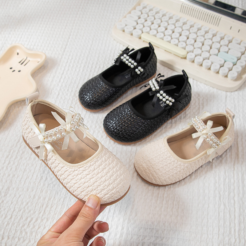 Zapatos de cuero para niñas 2025 primavera y otoño nuevos zapatos de arco de perlas de boca superficial zapatos de moda zapatos de princesa para niñas