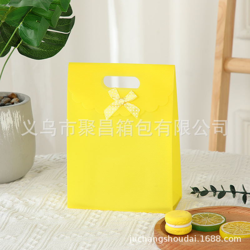 Bolsa de regalo con lazo multicolor, bolsa de mano de polipropileno con tapa abatible, bolsa de regalo con diseño hexagonal tipo ramo.