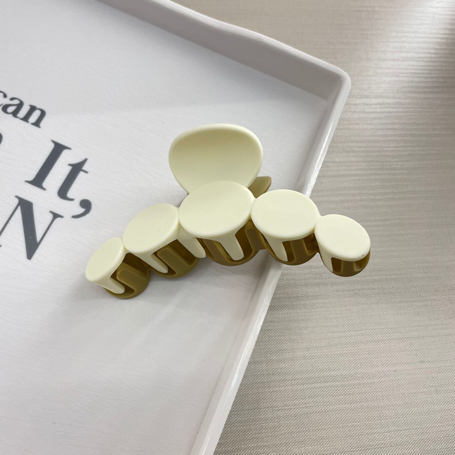 Oufeile superficie de dos colores AB textura esmerilada agarre cuchara trasera femenina alta Cola de Caballo tiburón clip accesorios para el cabello horquilla al por mayor