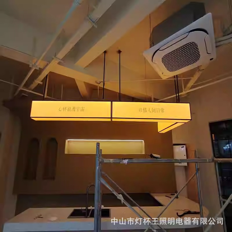 Caja de luz colgante de borde de hierro de acrílico