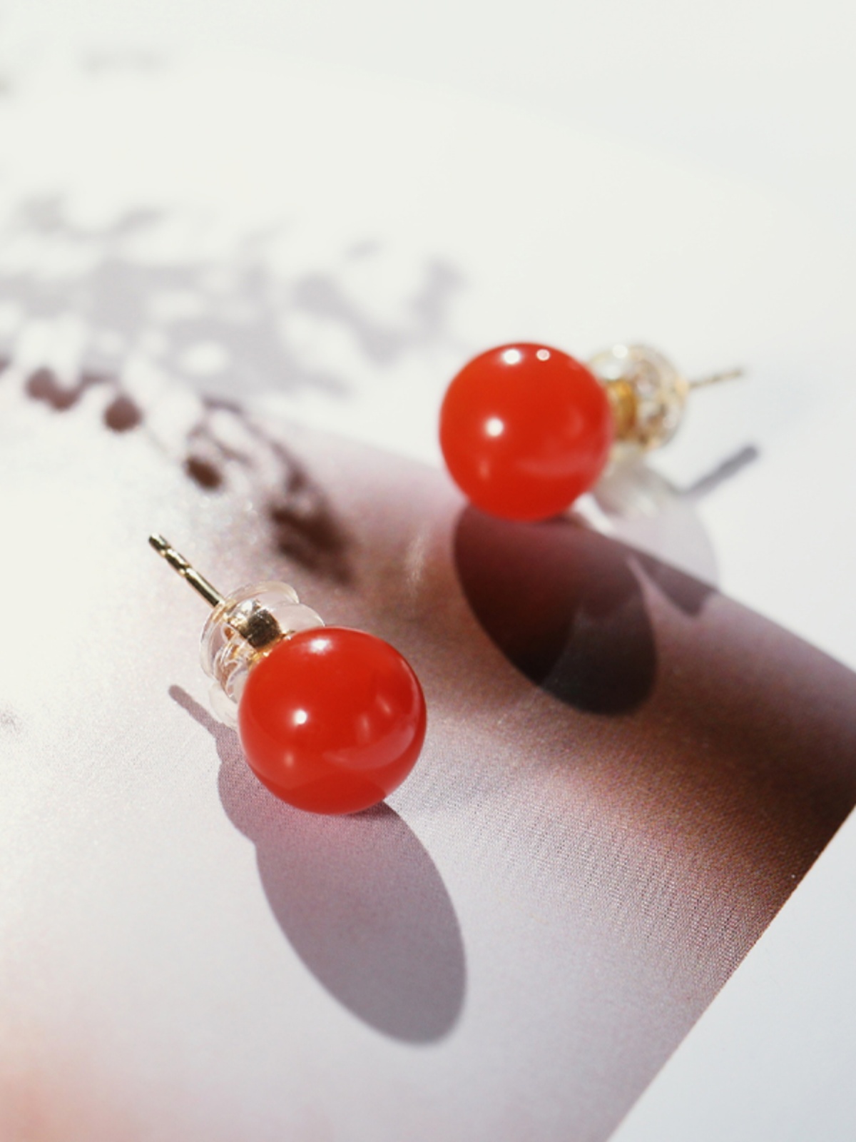 사우스 레드 오닉스 귀걸이 18K 골드 여성의 가을 및 겨울 붉은 귀걸이 센스 작은 체리 레드 콩 귀걸이