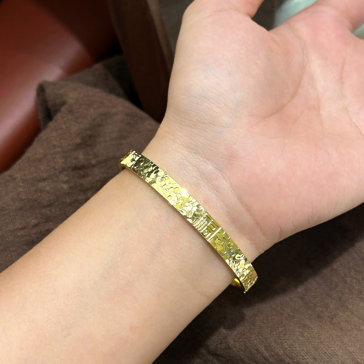 La tienda de oro con el mismo anillo de tres caras de Fujitsu pulsera de hielo roto pulsera de cara ancha lujosa ligera pulsera de alta calidad de moda universal