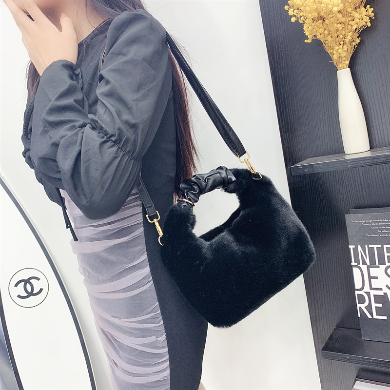 Women's Medium Autumn&winter Plush Solid Color Streetwear Square Zipper Handbag display picture 5