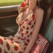 夏季法式挂脖吊带草莓印花连衣裙女港风高级感优雅风中长款连衣裙
