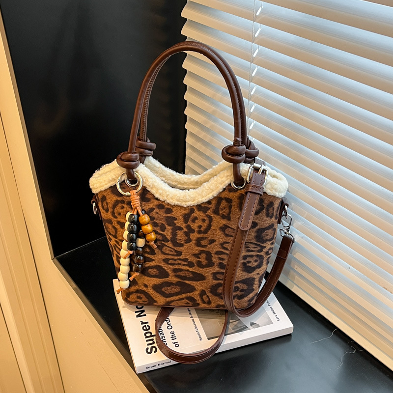 Otoño y invierno coreano bolso de terciopelo de seda mujer 2025 nueva moda versátil bolso de cubo de viaje mochila de hombro