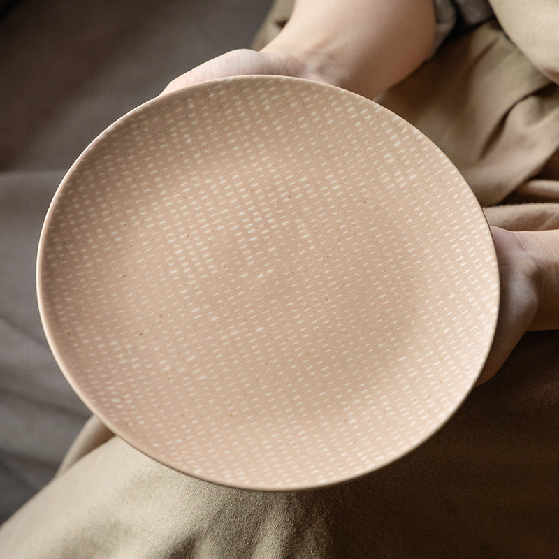 Plato rosa de alto valor de color, plato de postre, plato de cerámica de punto blanco creativo, platos redondos caseros retro, platos de cubiertos al por mayor