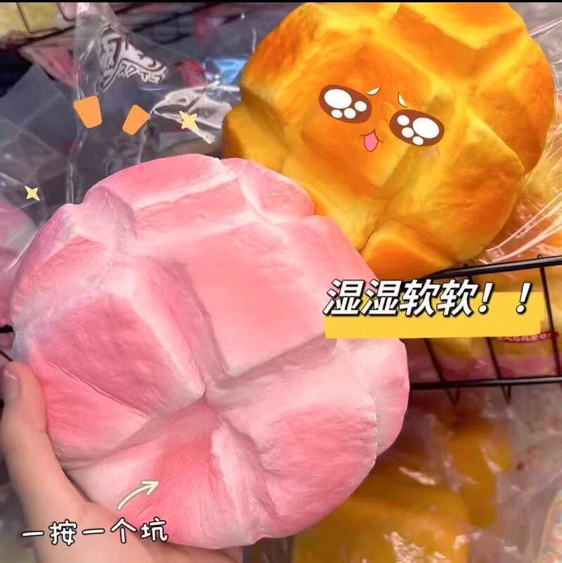 赤い皮とパイナップルの半熟チーズチーズケーキはゆっくりとリバウンドします。|undefined