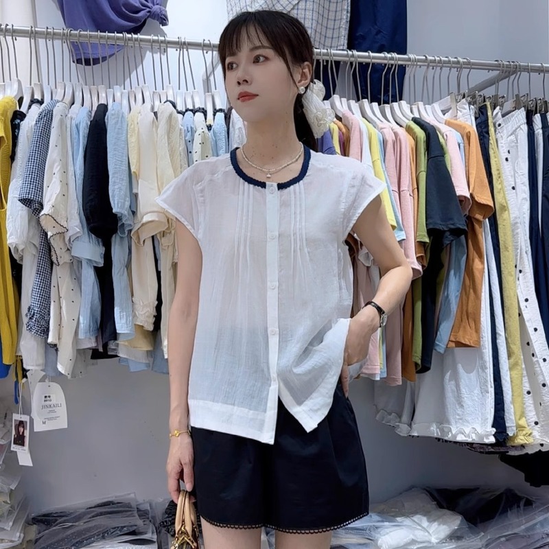 韓国ニッチラウンドネックコントラストプリーツ半袖シャツ女性のための 2025 夏の新しいファッションデザインレトロトップ|undefined