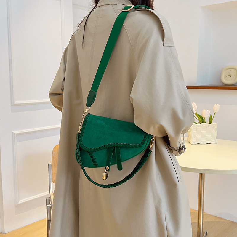 Styles de sacs à main chauds sur Facebook Sacs pour femmes 2024 automne nouvelle tendance de la mode sac de selle portable version coréenne simple givré épaule unique crossbod_voghion.com