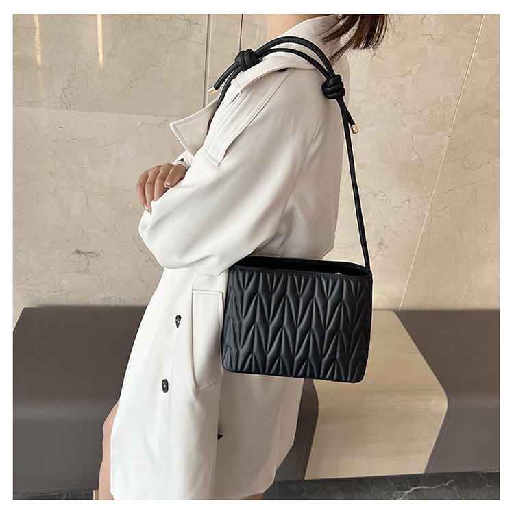 Women's Medium Pu Leather Solid Color Streetwear Embroidery Square Zipper Ruched Bag display picture 8