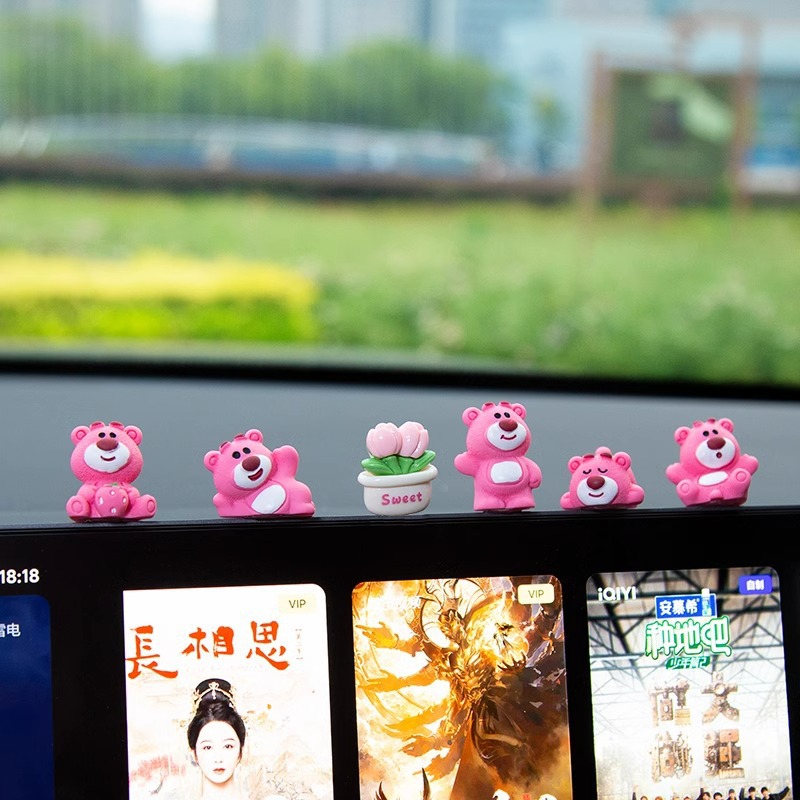Adornos de coche lindo oso de fresa pantalla de control central descompresión muñeca pequeña accesorios de coche nuevo péndulo de decoración de celebridades de Internet