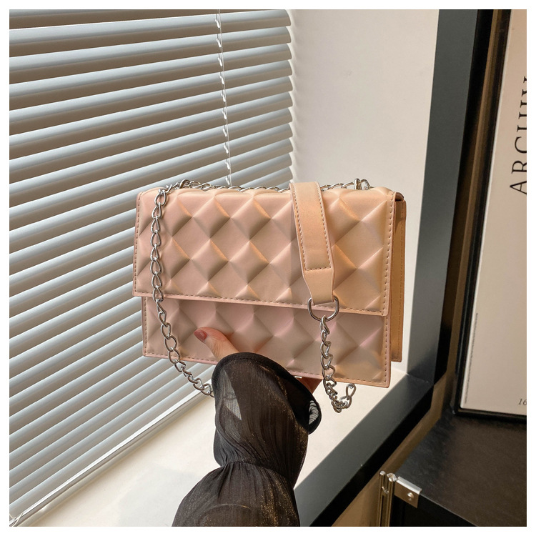 The 2024 autumn new embossed diamond-shaped single-shoulder crossbody bag with a chain design is a niche, fashionable, simple and retro small square bag undefined