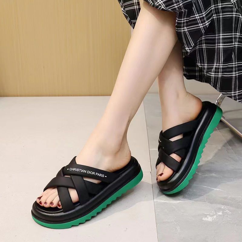 Zapatillas frías de fondo grueso para mujeres 2024 verano nuevo muffin suave una zapatilla de fondo para usar zapatillas frías antideslizantes en línea explosión roja