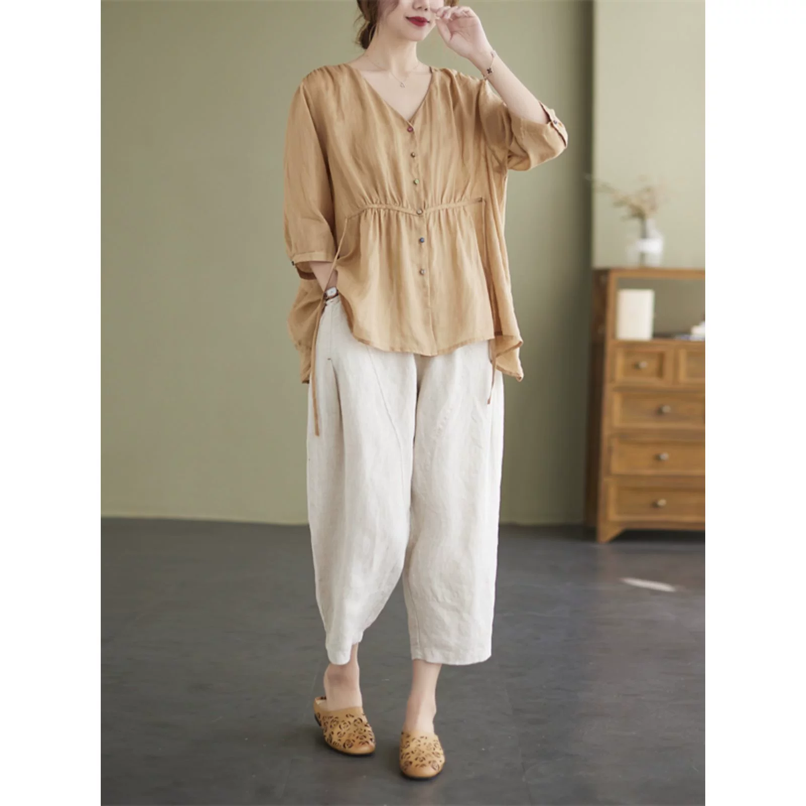 Летний костюм для мамы среднего возраста больших размеров, новинка 2025 года, топы с короткими рукавами для среднего и пожилого возраста, хлопковые и льняные брюки, комплект из двух предметов в западном стиле